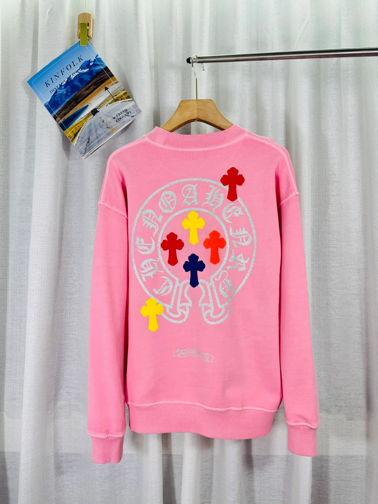 P250 top version, real shot without P, ​​different from market currency) 𝗖𝗵𝗿𝗼𝗺𝗲 𝗛𝗲𝗮𝗿𝘁𝘀/Cro Heart 2025 washed patch embroidery autumn and winter new original single counter American laser burnt 3D three-dimensional color embroidered couple casual sweatshirt 👑The highest version! Customized fabric 420g tripe terry fabric! American acid-washed and distressed original fabric laser burnt ✟appliqué embroidery and exquisite embroidery of letters! The best-selling model in the counter, very comfortable to wear. Accessories: original molded and authenticated collar label➕100% silk wash label. Genuine purchase-grade original hangtag➕matching hanging rope➕3D hanging beads➕original packaging bag. Craftsmanship: The original version has consistent wiring! The highest version of the armhole matching technique! Color: Pink Black Size: S M L XL Style No.: 9316